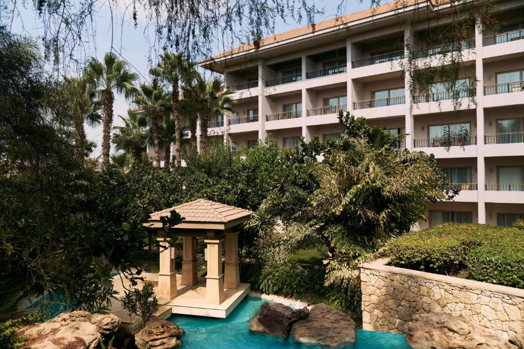 Bazén v ubytování Dusit Thani LakeView Cairo nebo v jeho okolí