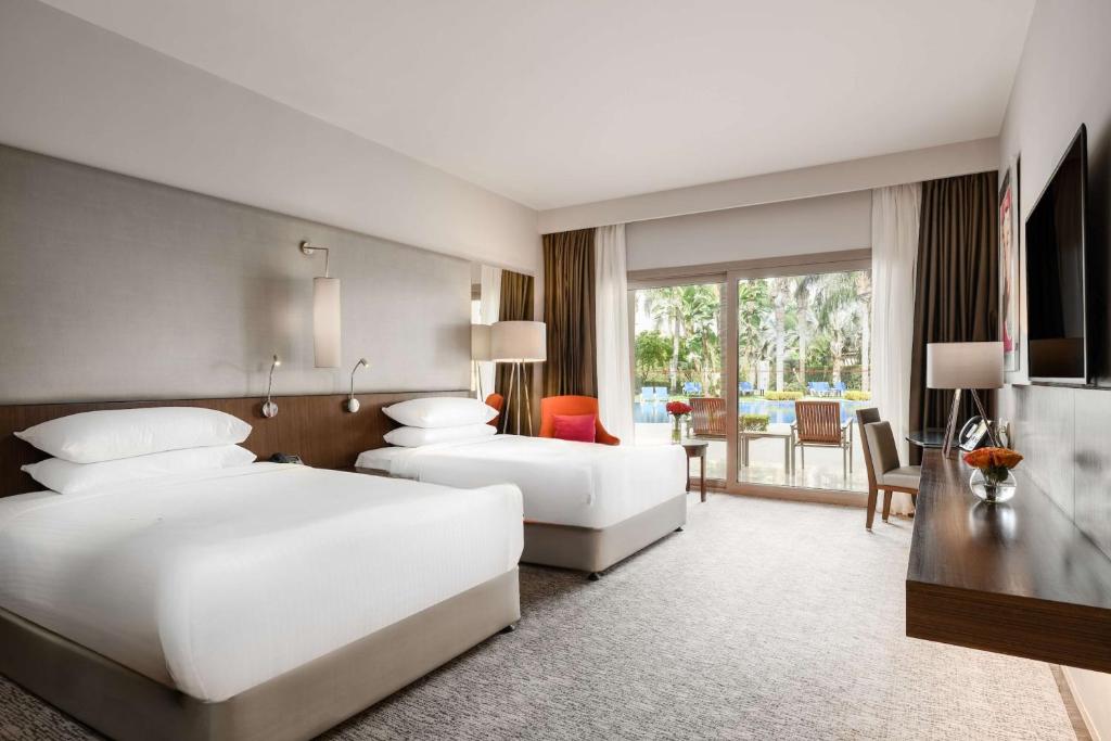 Postel nebo postele na pokoji v ubytování Dusit Thani LakeView Cairo
