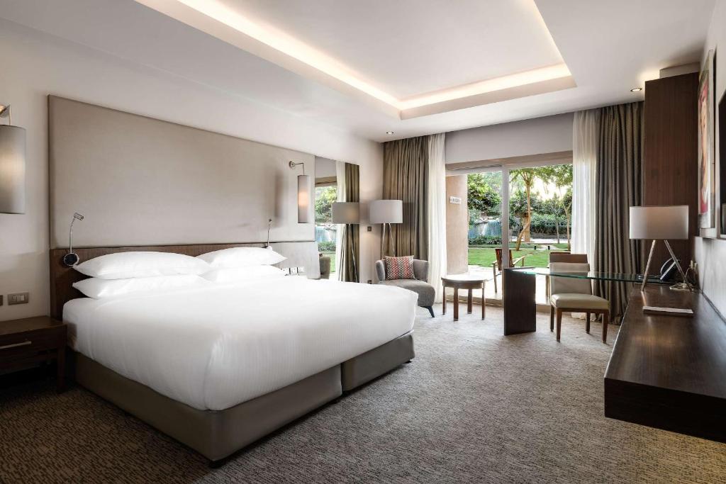 Postel nebo postele na pokoji v ubytování Dusit Thani LakeView Cairo
