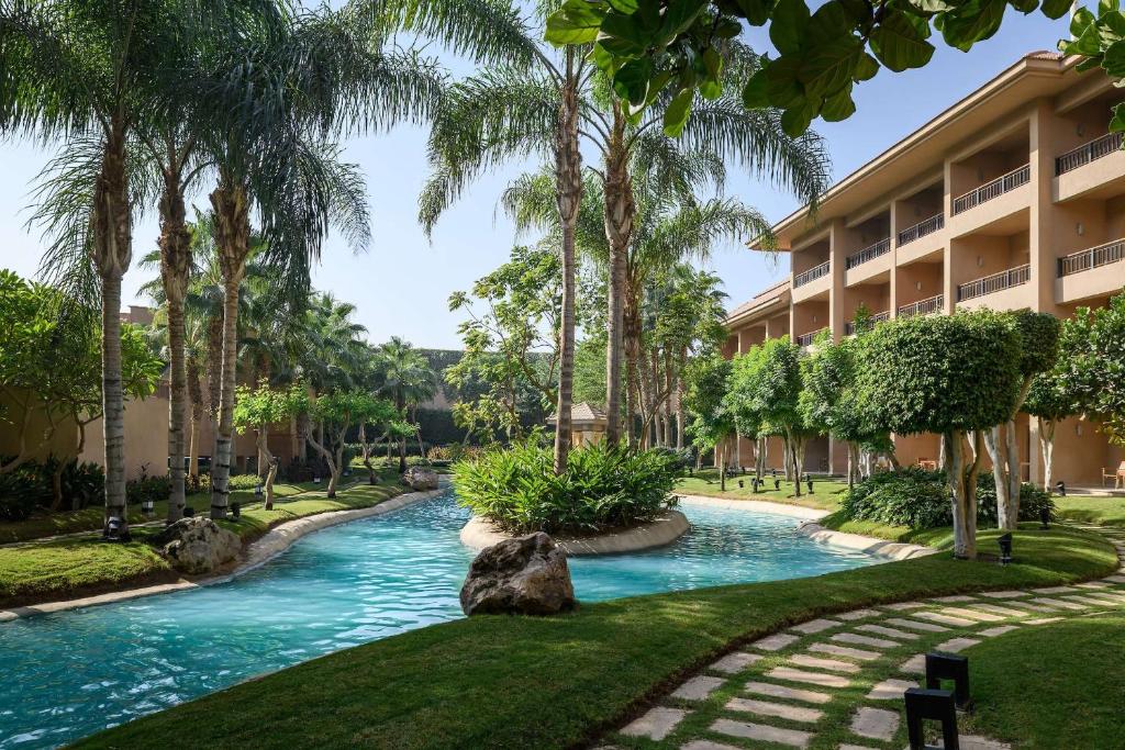 Bazén v ubytování Dusit Thani LakeView Cairo nebo v jeho okolí