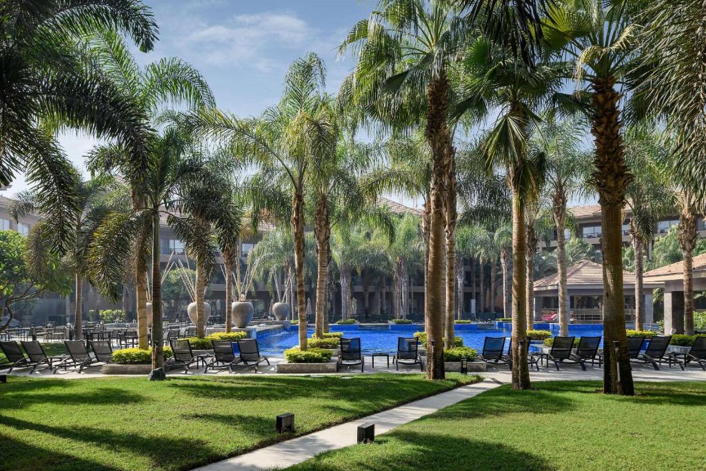 Bazén v ubytování Dusit Thani LakeView Cairo nebo v jeho okolí