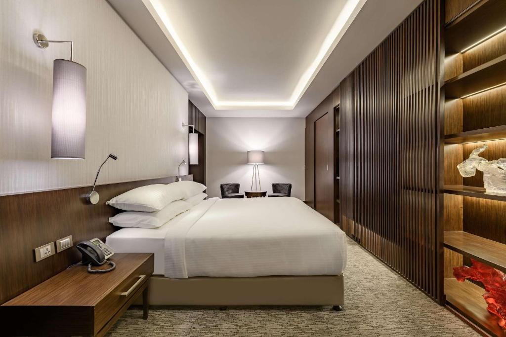 Postel nebo postele na pokoji v ubytování Dusit Thani LakeView Cairo