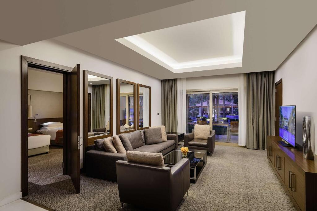 TV a/nebo společenská místnost v ubytování Dusit Thani LakeView Cairo