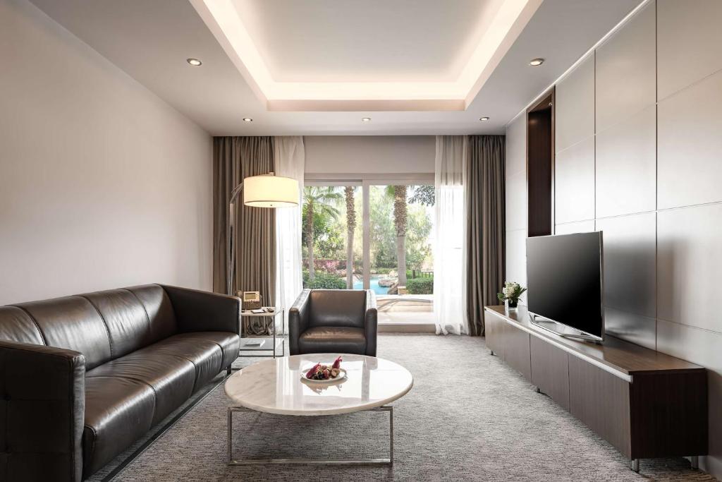 TV a/nebo společenská místnost v ubytování Dusit Thani LakeView Cairo