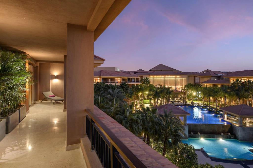 Bazén v ubytování Dusit Thani LakeView Cairo nebo v jeho okolí