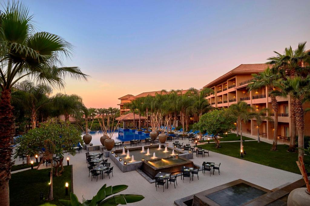 Bazén v ubytování Dusit Thani LakeView Cairo nebo v jeho okolí