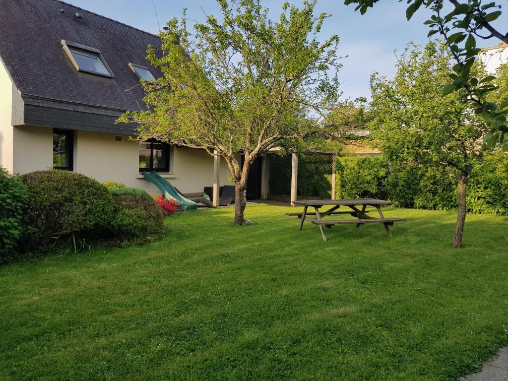 Vonkajšia záhrada v ubytovaní Villa lumineuse 120m2, proche mer, Guidel