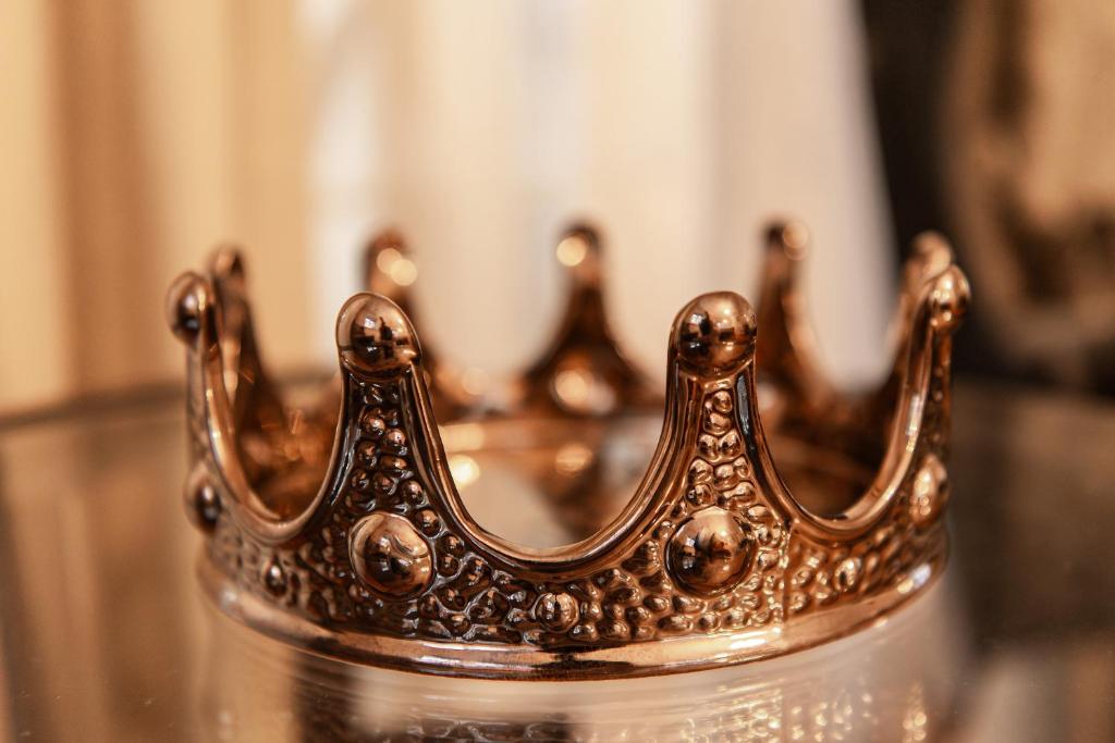 una corona de plata sentada sobre una mesa en AirHome - Royal Family, en Tallin