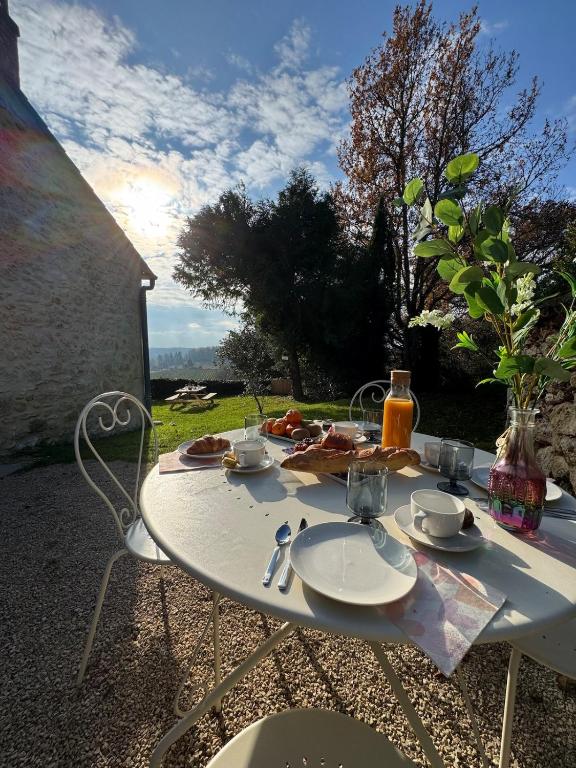 Naujan-et-PostiacLa Maisonnette d'Émilion的一张白色的桌子，上面摆满了食物