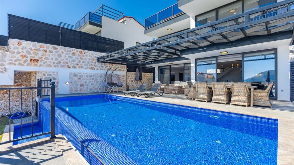 Bazén v ubytování Kalkan 5 Bedroom Villa 2833 nebo v jeho okolí