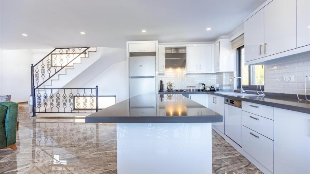 Kuchyň nebo kuchyňský kout v ubytování Kalkan 5 Bedroom Villa 2833