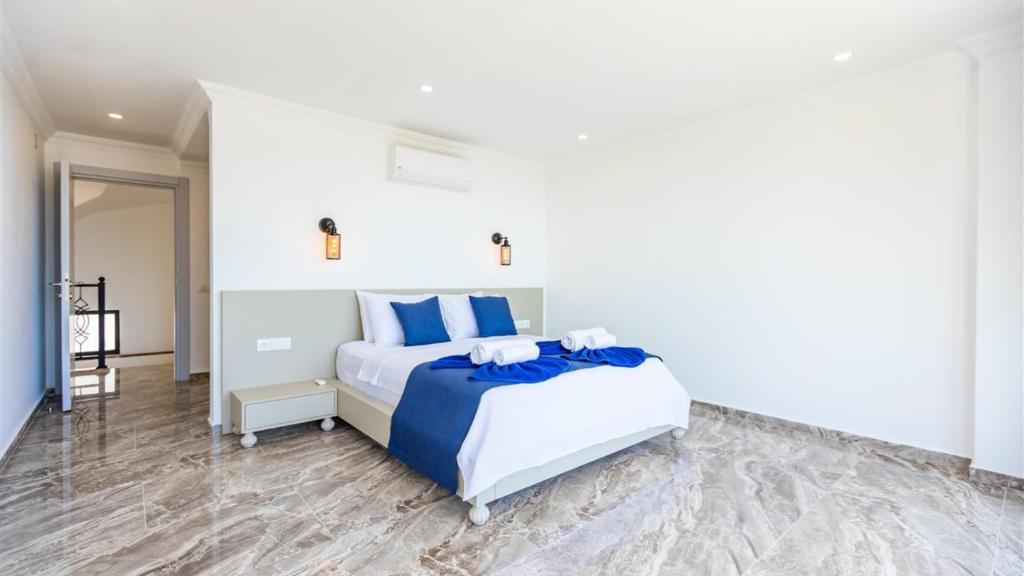 Postel nebo postele na pokoji v ubytování Kalkan 5 Bedroom Villa 2833