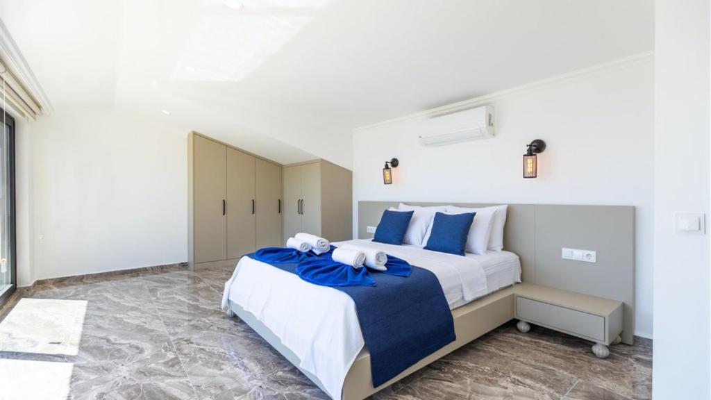 Postel nebo postele na pokoji v ubytování Kalkan 5 Bedroom Villa 2833