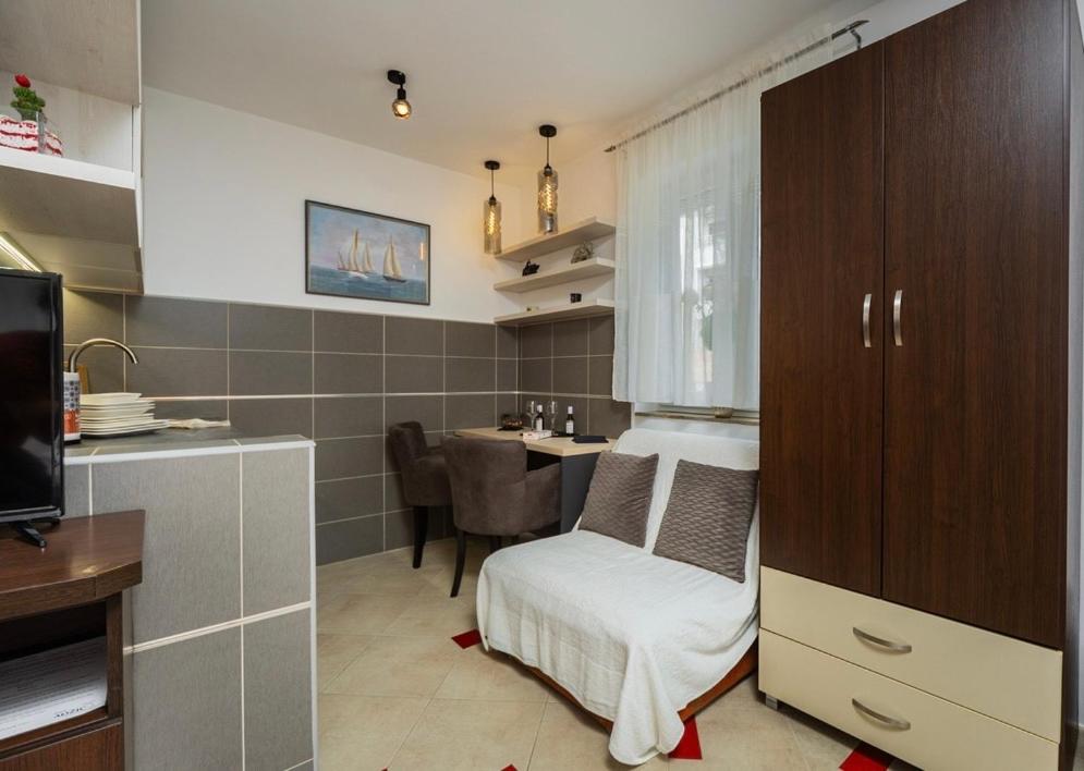 Кухня або міні-кухня у Adzic Apartments