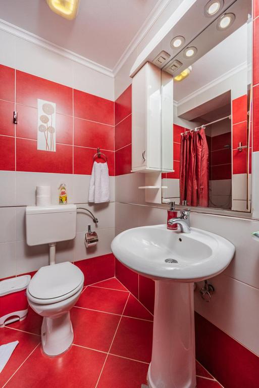 Ванна кімната в Adzic Apartments