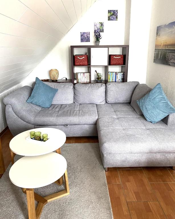 Posezení v ubytování Grömitz, Stiegkamp 3, Whg 2 - große Wohnung mit Balkon, 2 SZ, Nähe Yachthafen und Strand, inkl WLAN
