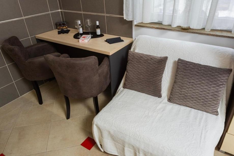 Зона вітальні в Adzic Apartments