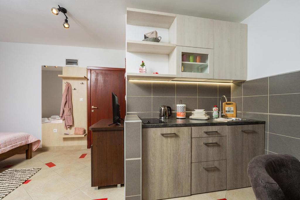 Кухня або міні-кухня у Adzic Apartments