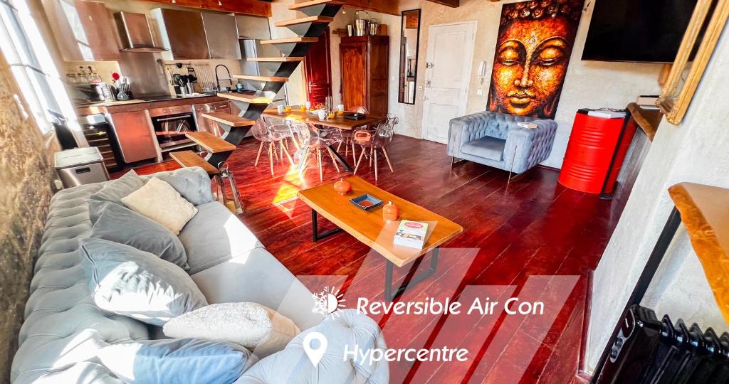 un salon avec un canapé et une table dans l'établissement AC - Rooftop views - Festival heart, à Avignon
