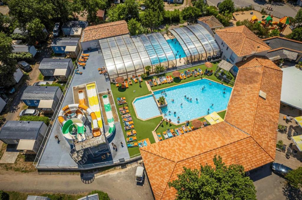 - une vue sur la grande piscine dans l'établissement Camping - Piscine - ccaggic, à Saint-Georges-dʼOléron