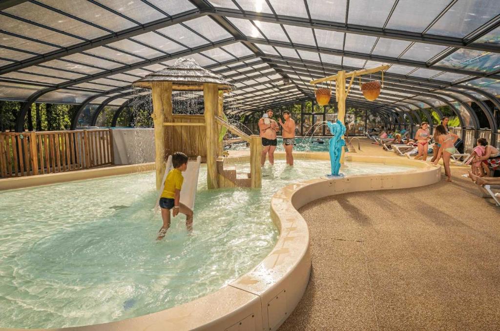 Bazén v ubytování Camping - Piscine - ccaghc0 nebo v jeho okolí