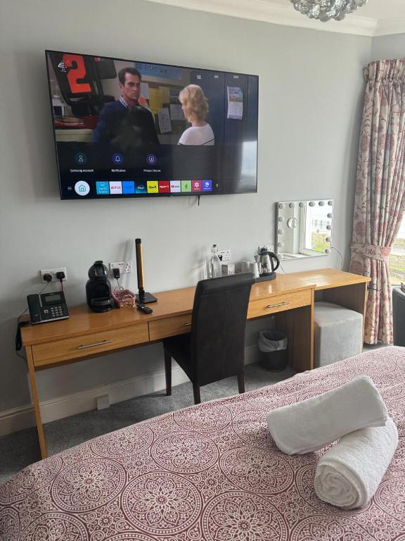TV a/nebo společenská místnost v ubytování Ellan Vannin Hotel