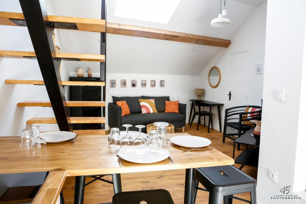 une salle à manger avec une table et un canapé dans l'établissement Studio - Le Duplex Catalan - App 3-3 - City center, à Perpignan