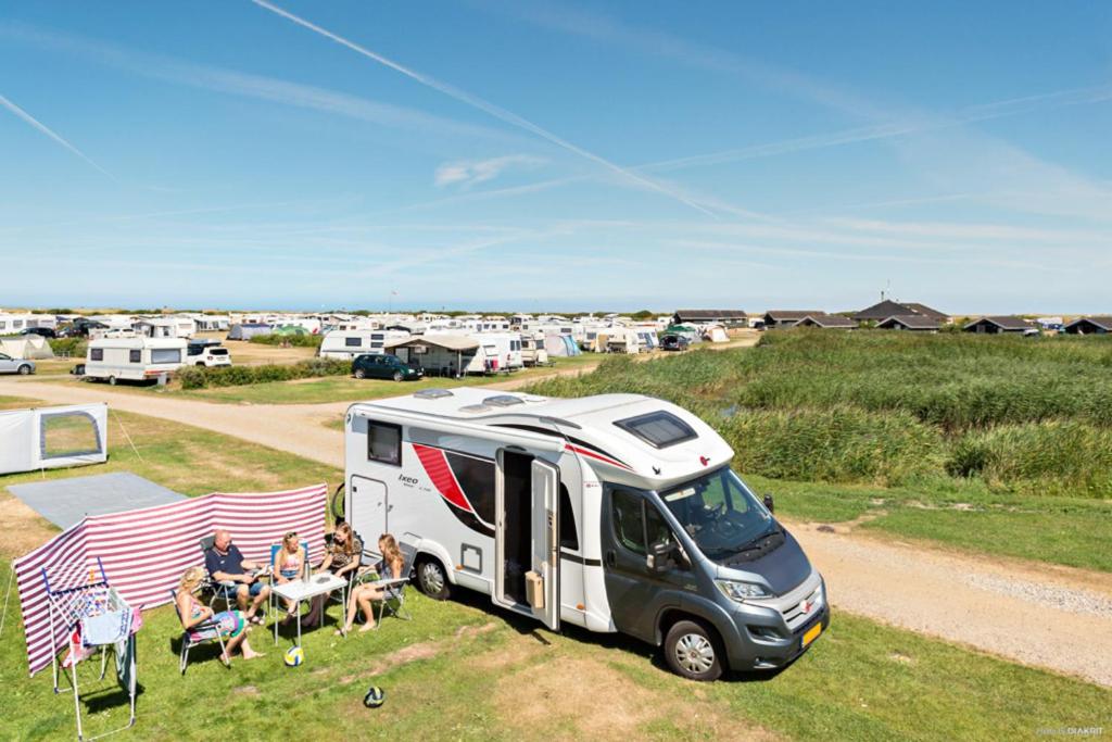 LakolkにあるFirst Camp Lakolk Strand Campingの一団