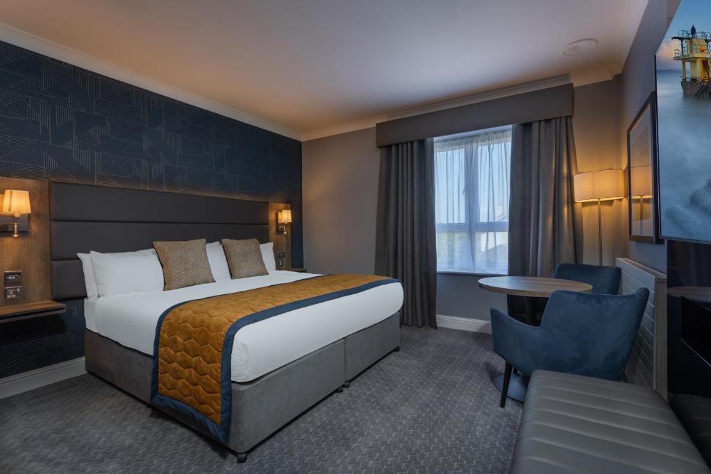Postel nebo postele na pokoji v ubytování Clybaun Hotel