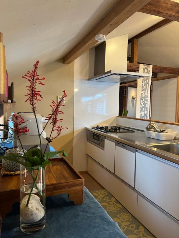 a kitchen with a vase with a plant in it at 檸檬草ー奄美の自然の香る宿ー in Amami