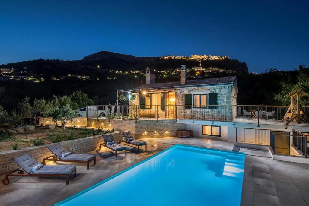 una villa con piscina di notte di Countryside Retreat Villa with Pool,Jaccuzi a Klis