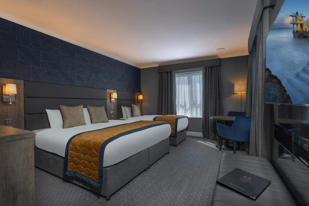 Postel nebo postele na pokoji v ubytování Clybaun Hotel