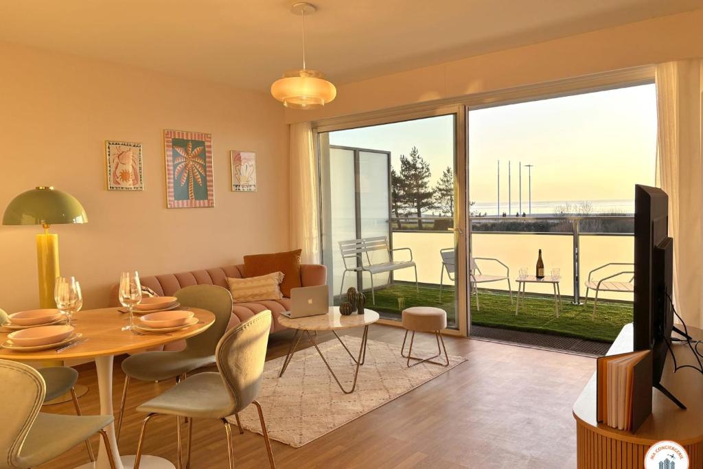 un salon avec un canapé et une table dans l'établissement Le Pop Art' - Terrasse Great Sea View and Parking, au Havre