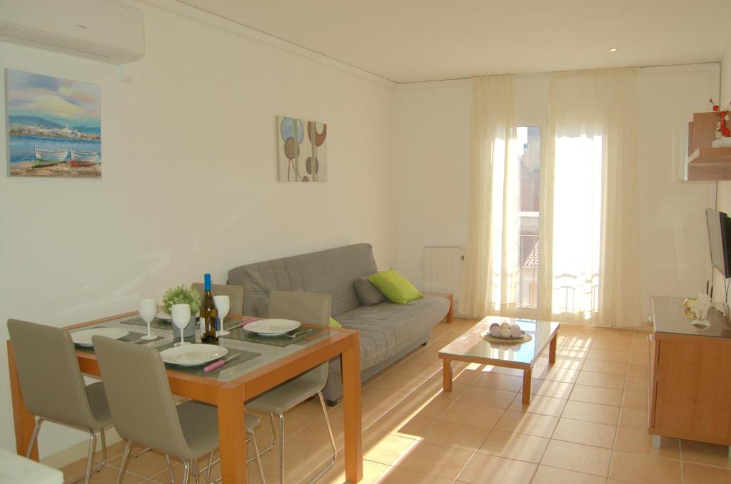 un salon avec une table et un canapé dans l'établissement Apto Liss 50 metros de la playa, à Lloret de Mar