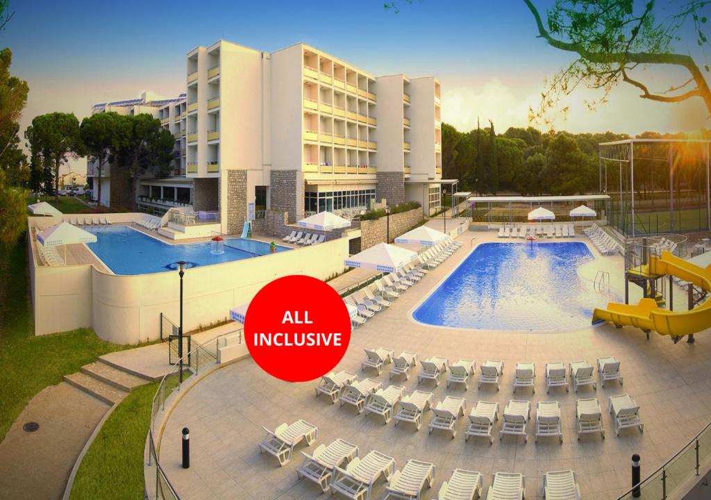 Bazén v ubytování Family Hotel Adria - All inclusive nebo v jeho okolí