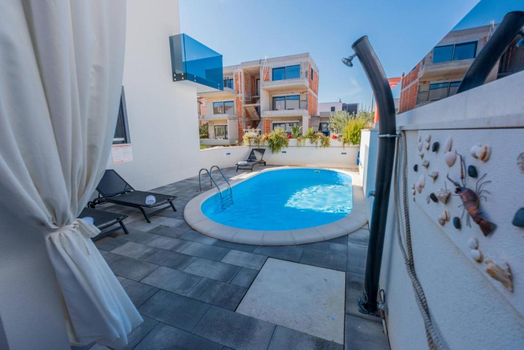 Bazén v ubytování Villa Essenza Mare in Vodice only 650 meters from the beach nebo v jeho okolí