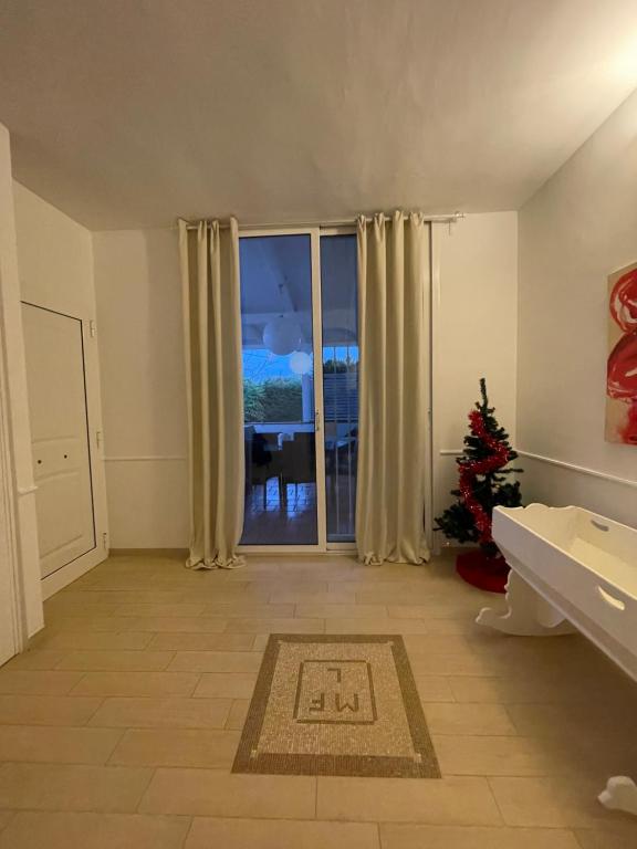 un soggiorno con un albero di Natale e una finestra di Villa in Campagna Polignano EKATOS 2 a Polignano a Mare