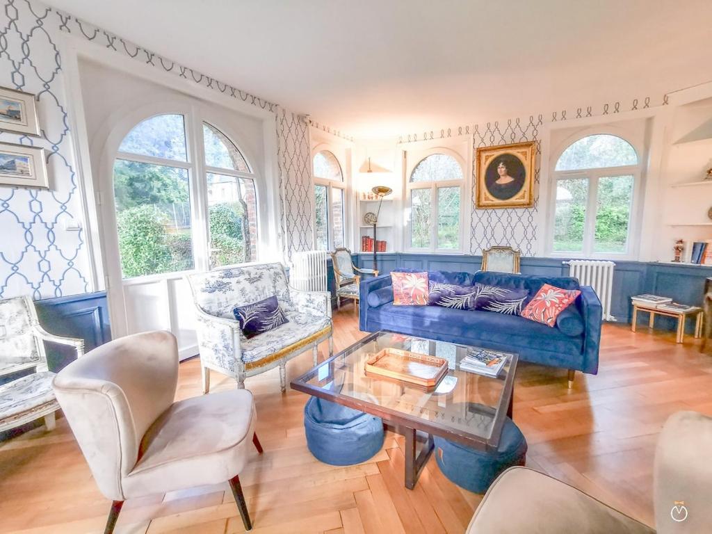 un salon avec un canapé bleu et une table dans l'établissement Les Trois Moulins - 10min Pont L'Evêque - 10P, à Les Authieux-sur-Calonne
