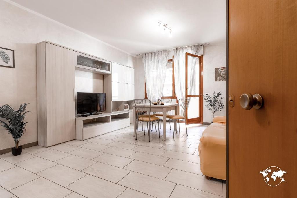un soggiorno con cucina e sala da pranzo di All'Ombra del Castello by Holiday World a Poggio Renatico