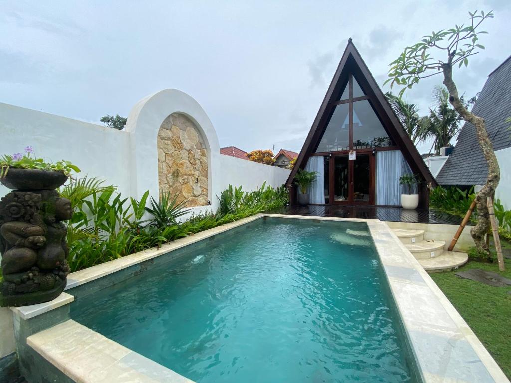 a pool in the backyard of a villa at Wira's TB Villas, One Bedroom Wooden Pool Villa in Kapal