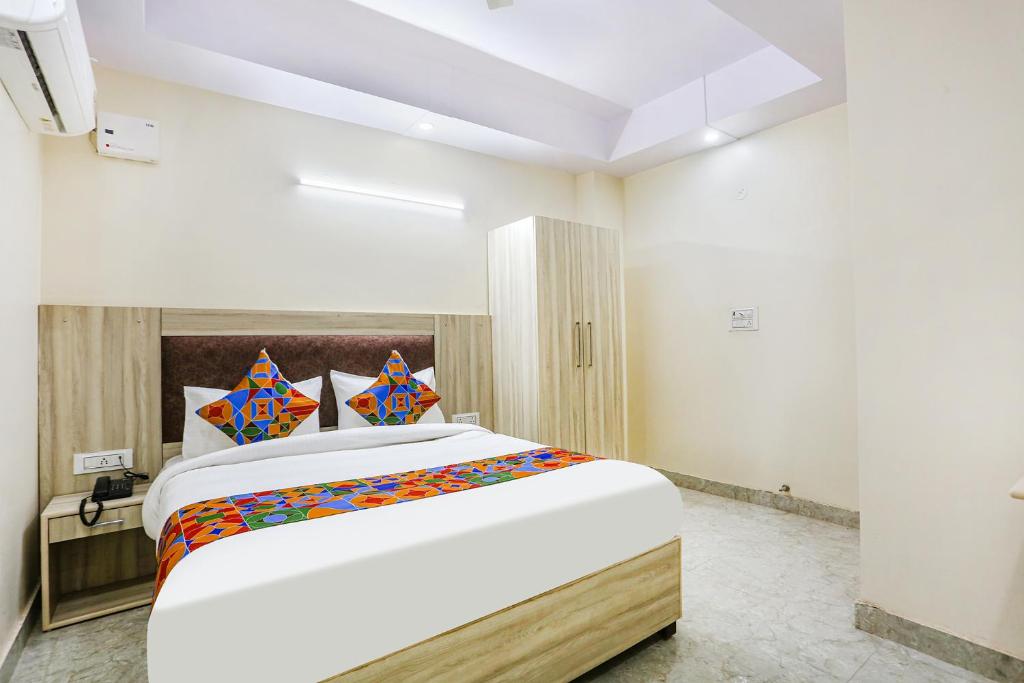 Postel nebo postele na pokoji v ubytování FabHotel Taugan Inn - Nr Yashobhoomi Convention Centre