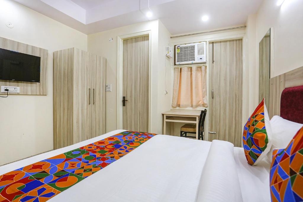 Postel nebo postele na pokoji v ubytování FabHotel Taugan Inn - Nr Yashobhoomi Convention Centre