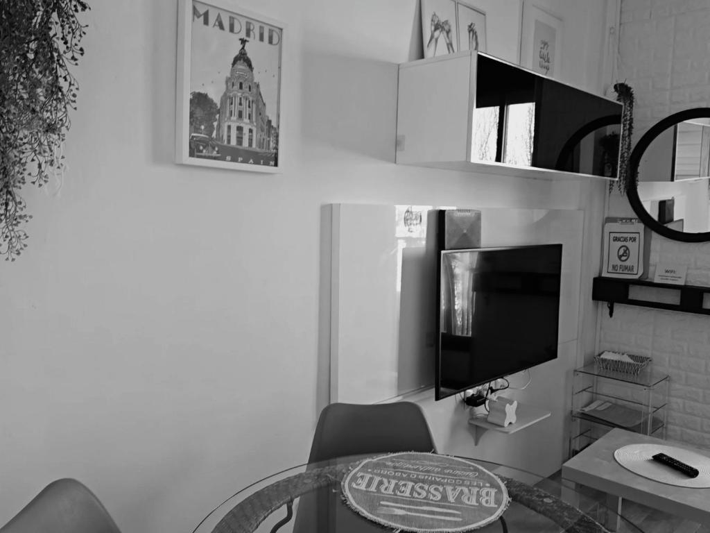 TV a/nebo společenská místnost v ubytování Cerca Airport, Riyadh Air, Ifema, Eisenhower, WIFI, 4 personas