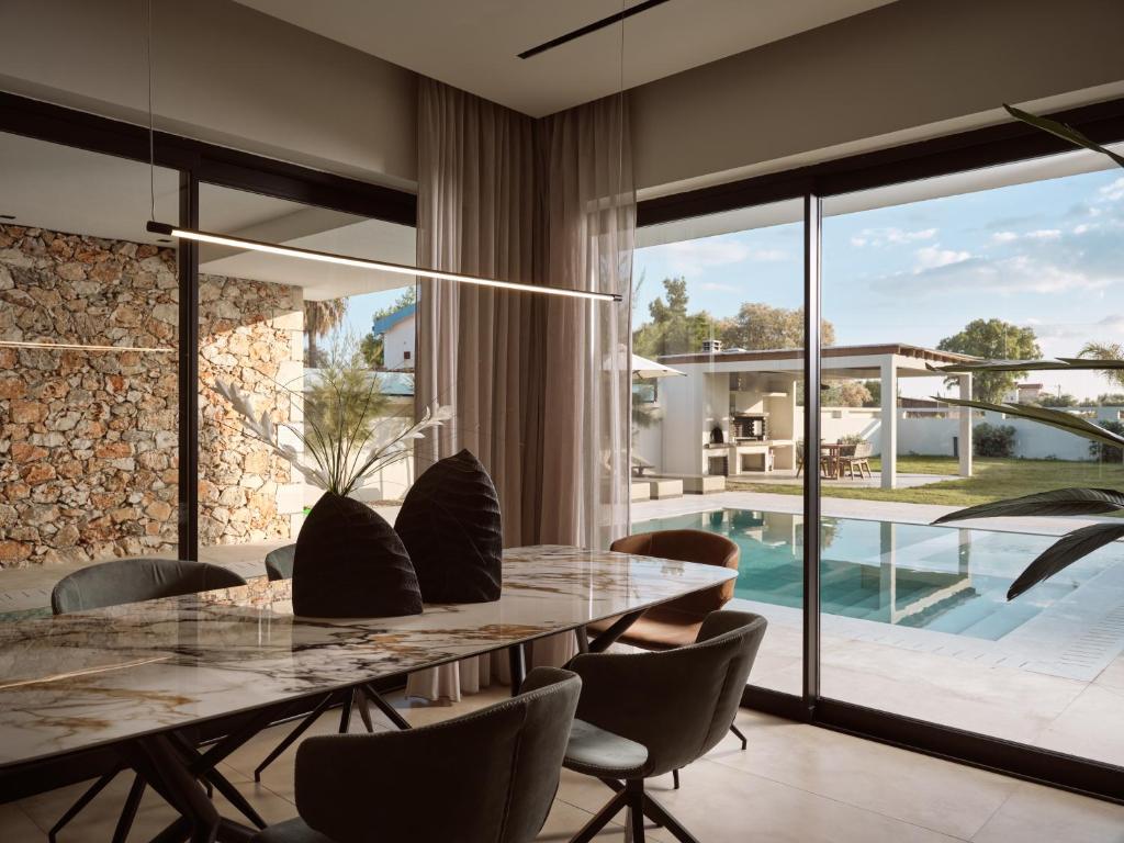 Bazén v ubytovaní Vorto Luxury Villas, a Signature Island Retreat, By ThinkVilla alebo v jeho blízkosti