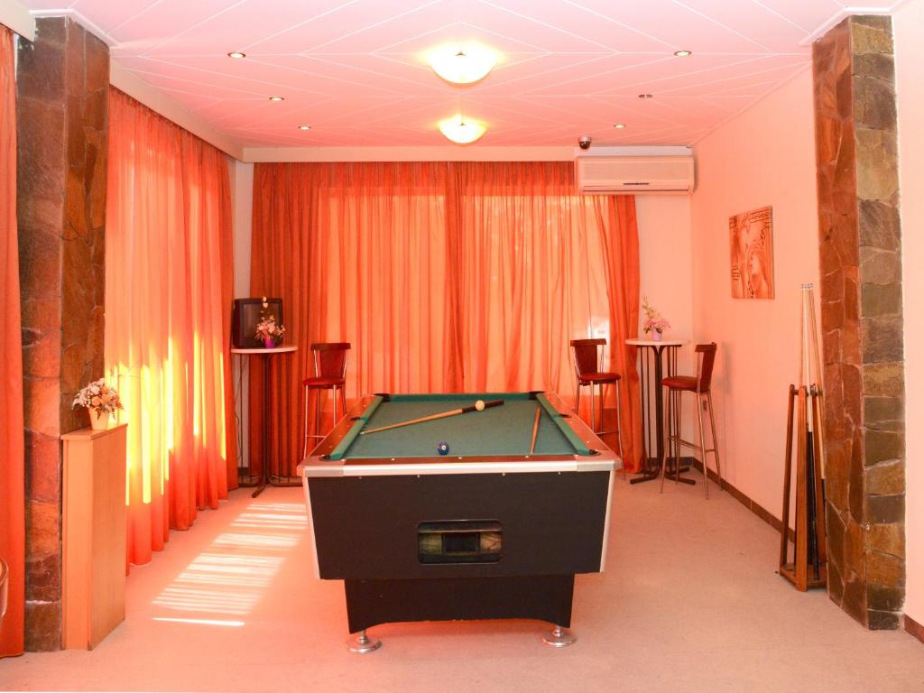 Biliár nebo kulečník v ubytování Marine Congo Hotel