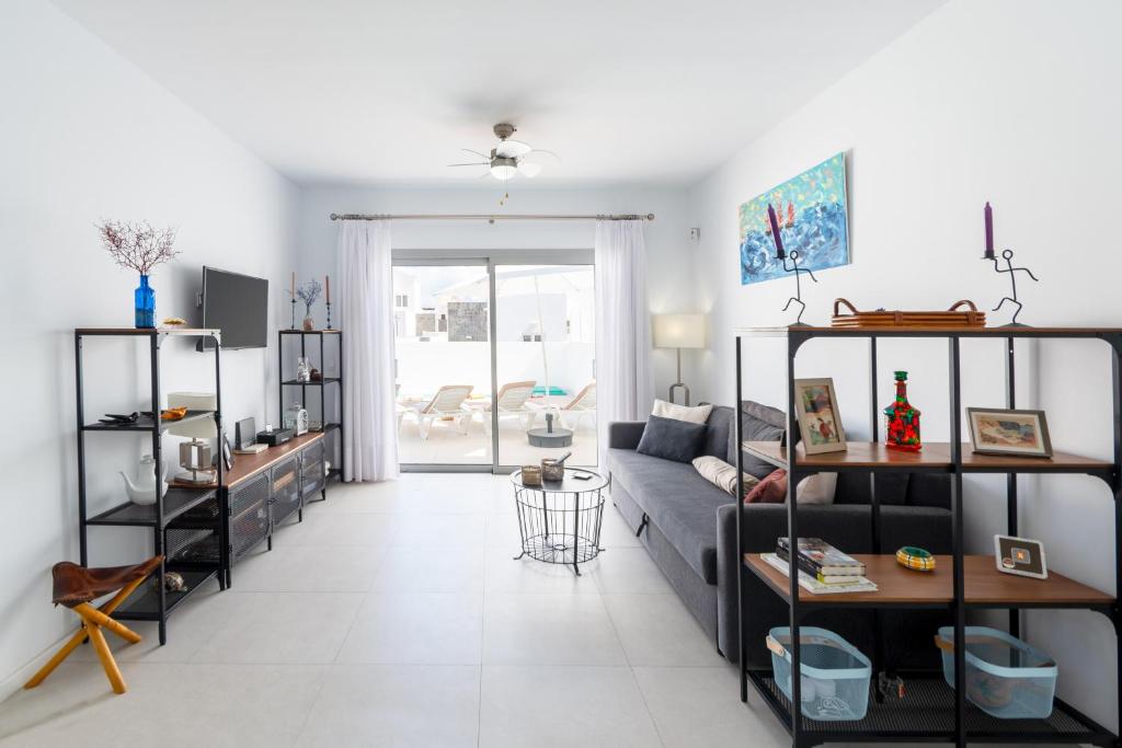 salon z kanapą i stołem w obiekcie Lolalo House w mieście Playa Blanca