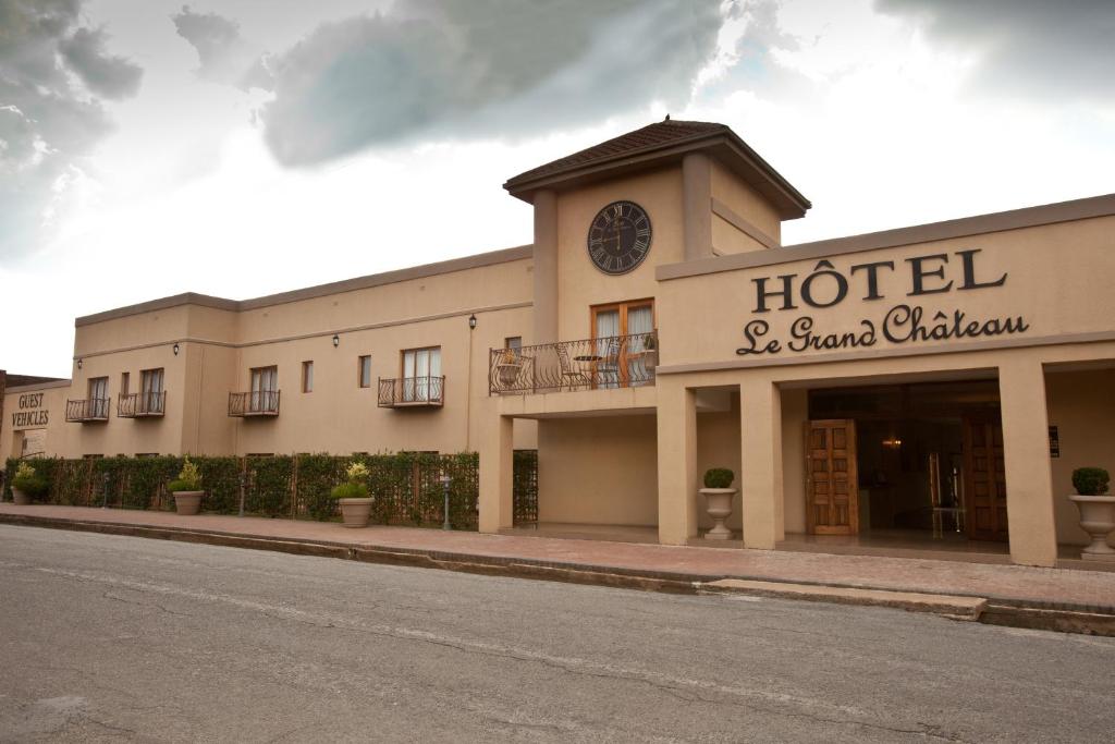 a hotel on the side of a street at Le Grand Chateau Hotel in Parys