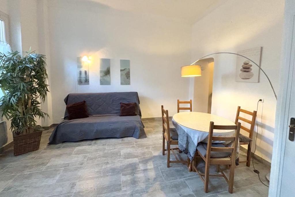 une chambre avec un lit, une table et des chaises dans l'établissement Luminous T2 on the seafront, à Cannes