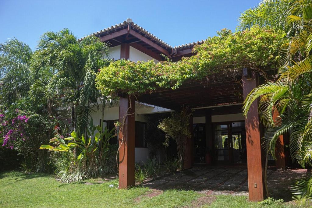 una casa con delle piante sul lato di Casa do Sol - Praia do Forte a Mata de Sao Joao