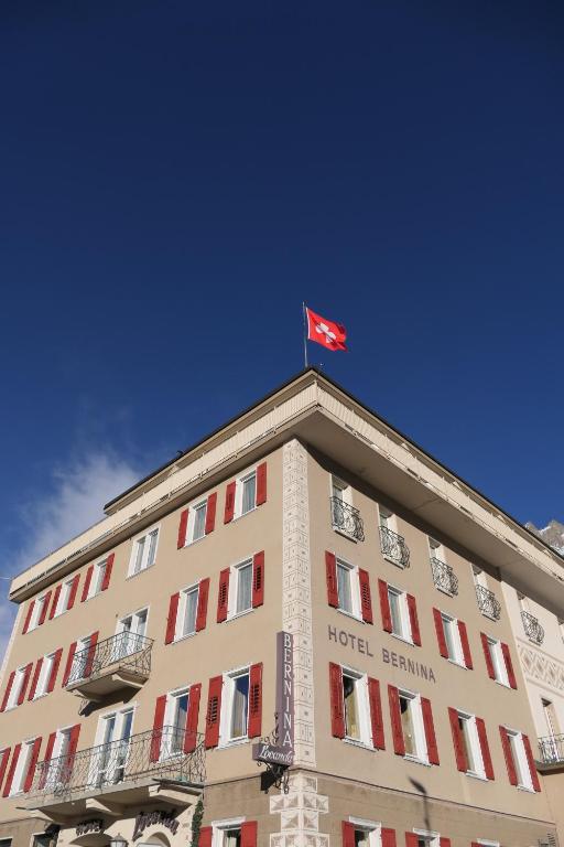 un hotel con una bandera canadiense encima en Hotel Bernina, en Pontresina